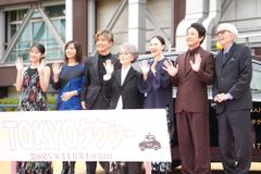 映画『TOKYOタクシー』(11月21日公開)の公開記念セレモニーが開催！東京タワーの前でのフォトセッション！劇中のタクシーも登場