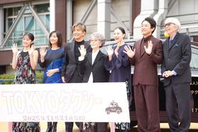 映画『TOKYOタクシー』(11月21日公開)の公開記念セレモニーが開催！東京タワーの前でのフォトセッション！劇中のタクシーも登場