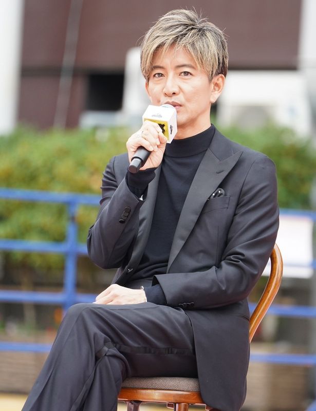 タクシー運転手の宇佐美浩二役の木村拓哉。倍賞をスマートにエスコートし、会場は黄色い歓声に包まれた