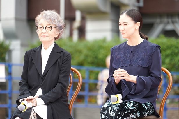 2人で談笑する場面も