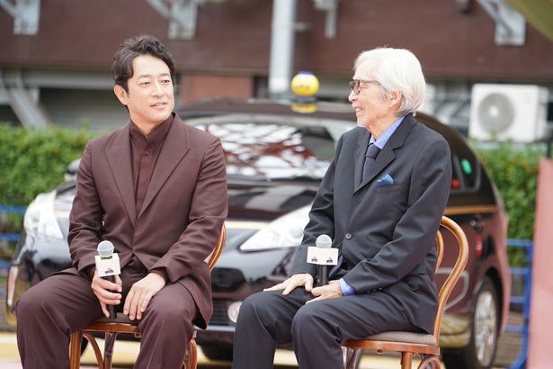 楽しそうにおしゃべりをする山田監督＆迫田