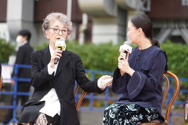 【写真を見る】高野すみれ役の倍賞千恵子が若き日のすみれを演じた蒼井優を絶賛！「安心して歳をとることができました」と感謝