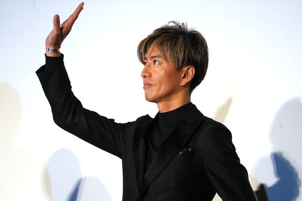 舞台挨拶の会場を見渡し手を振る木村