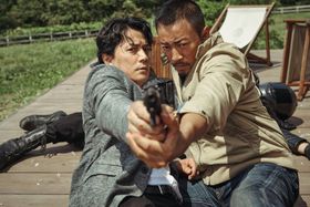 映画「マンハント」でW主演するチャン・ハンユー(右)と福山雅治(左)