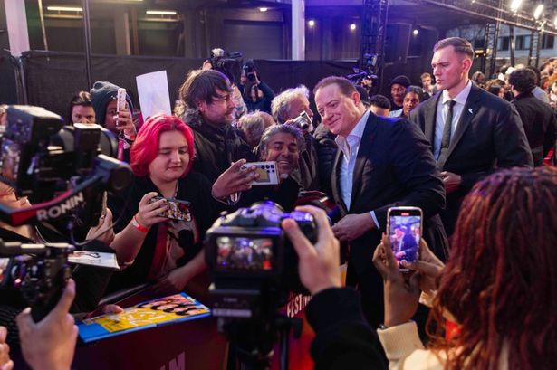 ファンと交流するフレイザー