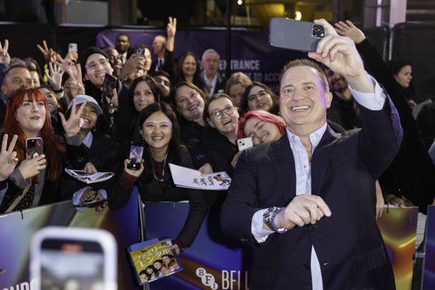 【写真を見る】映画ファンとの記念撮影に応じるフレイザー