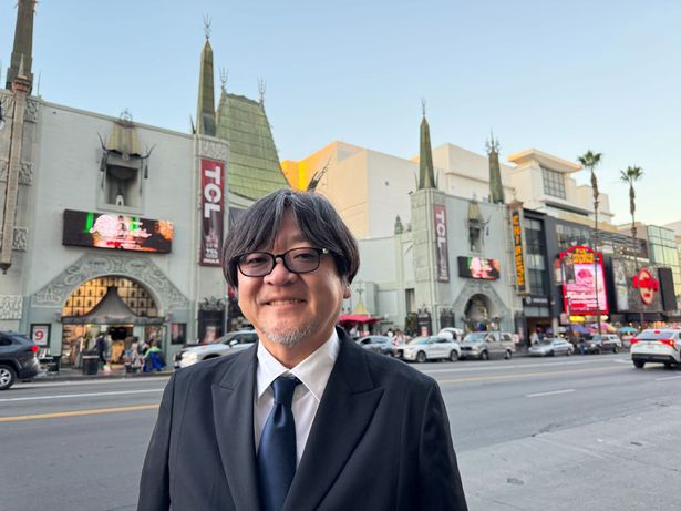 チャイニーズシアター前に立つ細田監督