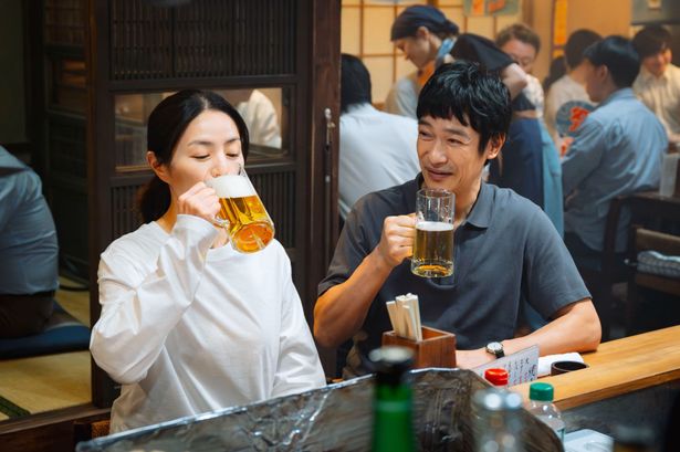 それぞれ伴侶と別れたのち、地元で再会する青砥と須藤。同級生の2人はやがて惹かれ合うように(『平場の月』)