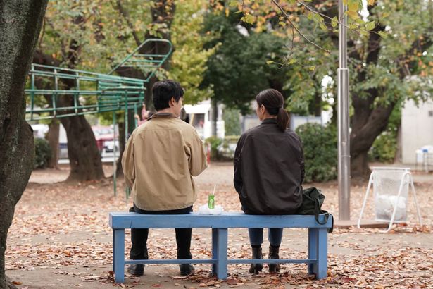 お互いのこれまでを明かす2人(『平場の月』)