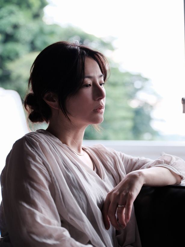 井川演じる母の由美子。家庭よりも仕事を取った夫、初(遠藤憲一)に愛想を尽かす(『見はらし世代』)