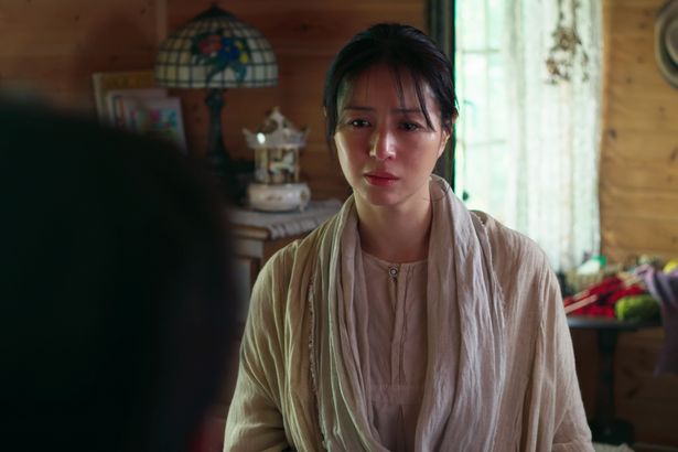 井川が新興宗教にハマる母に扮する『アフター・ザ・クエイク』