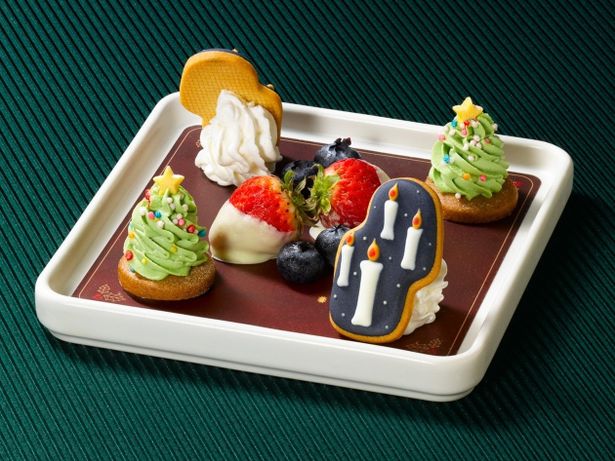クリスマスアフタヌーンティー メニューの上段：大広間のキャンドルクッキーやクリスマスツリータルトなど