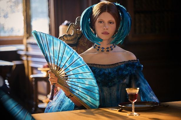 “怪物”の心に優しく寄り添おうとする聡明な女性、エリザベスを演じたミア・ゴス