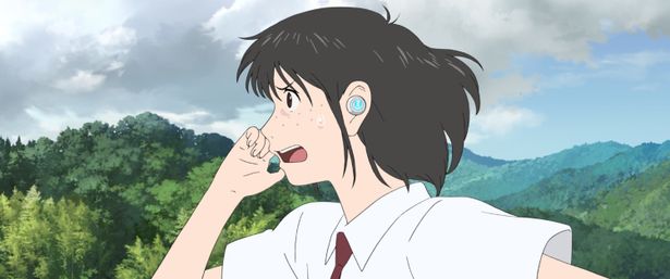 すずが父親から虐待される少年たちを救うために奔走する(『竜とそばかすの姫』)