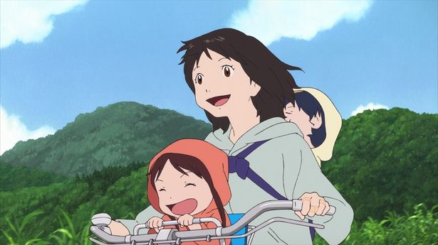 母親の花は子育てのために、人里離れた山奥の古民家に引っ越す(『おおかみこどもの雨と雪』)