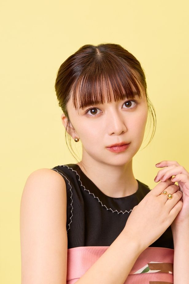 【写真を見る】吸い込まれそうな瞳…上白石萌歌、圧倒的な透明感に溢れる撮り下ろし！