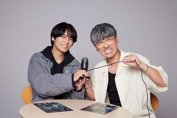 「呪術廻戦」シリーズで虎杖悠仁を演じる榎木淳弥と、夏油傑を演じる櫻井孝宏が校内放送の収録に臨んだ！