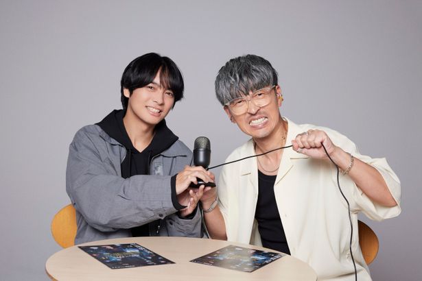 「呪術廻戦」シリーズで虎杖悠仁を演じる榎木淳弥と、夏油傑を演じる櫻井孝宏が校内放送の収録に臨んだ！