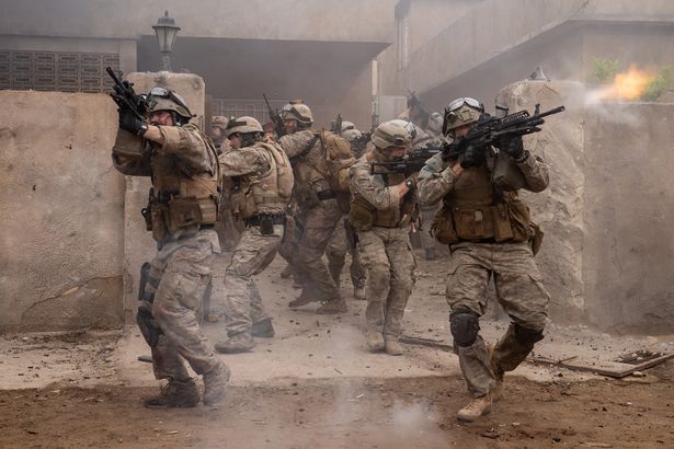 2006年イラク戦争下、イラクのラマディで実際にアメリカ軍特殊部隊が遂行した危険な任務を徹底再現
