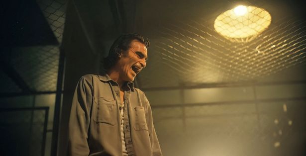 前作に引き続きホアキン・フェニックスがジョーカーを演じる
