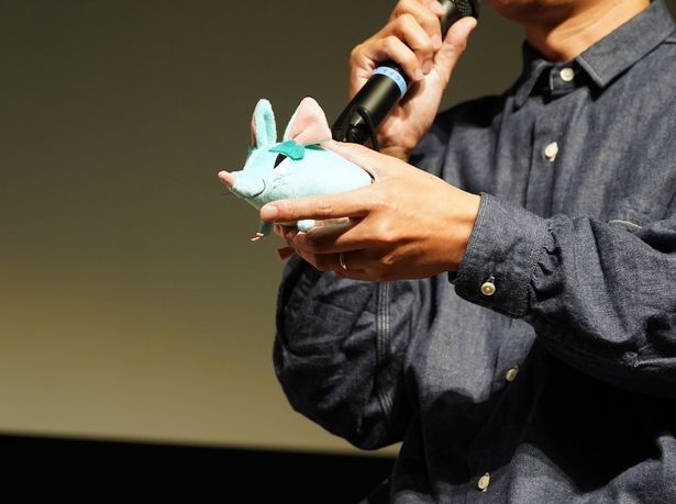 【写真を見る】高橋渉監督の手の中に、ちょこんと収まるシエロのぬいぐるみがかわいい