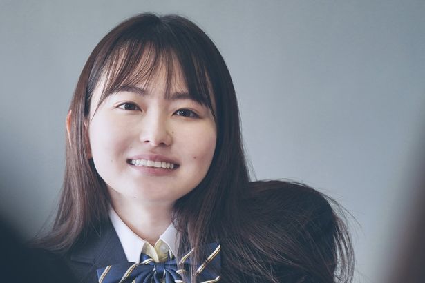 【写真を見る】強い眼差しと親しみある屈託のない笑顔が印象的な山田杏奈(『恋に至る病』)