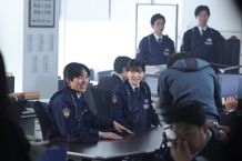 警察官姿の伊藤沙莉と坂東龍汰が、抜群のコンビネーションで撮影に臨む様子を目撃！