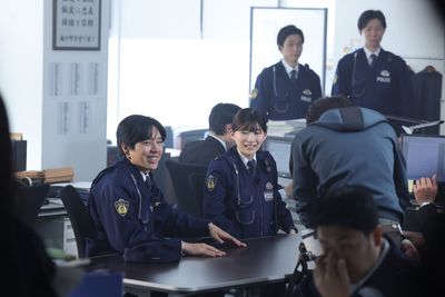 警察官姿の伊藤沙莉と坂東龍汰が、抜群のコンビネーションで撮影に臨む様子を目撃！