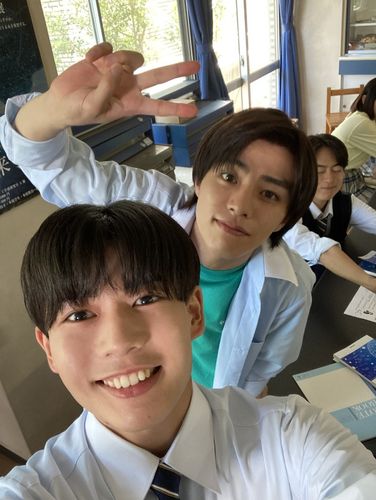 長尾謙杜、血まみれ山田杏奈の隣でニッコリ『恋に至る病』本編とは真逆な和気あいあいメイキング写真