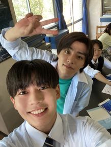 撮影の合間に醍醐虎汰朗と自撮りする長尾謙杜