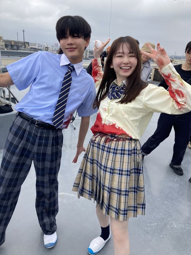 【写真を見る】山田杏奈が血まみれに!?和気あいあいのメイキング写真