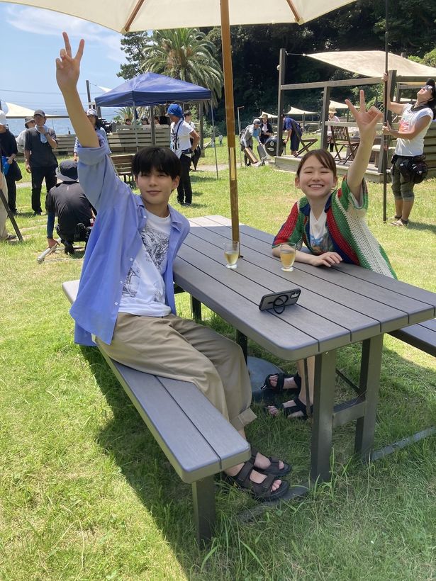 BBQシーンの撮影の合間に笑顔を見せる長尾謙杜と山田杏奈