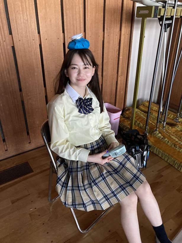 猛暑の撮影を乗り切るためにクールダウン中の山田杏奈