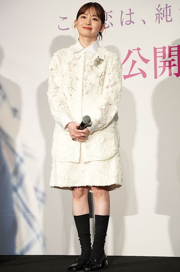 山田杏奈、花柄をあしらった純白レースのコーデで登場！