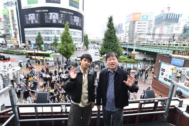 通行人が次々と足を止め、2人の演説に聞き入っていた