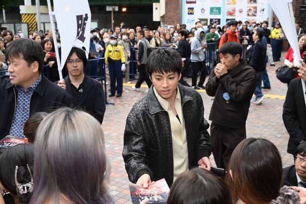 【写真を見る】山田裕貴、“完全ゲリラ”のチラシ配布を敢行！
