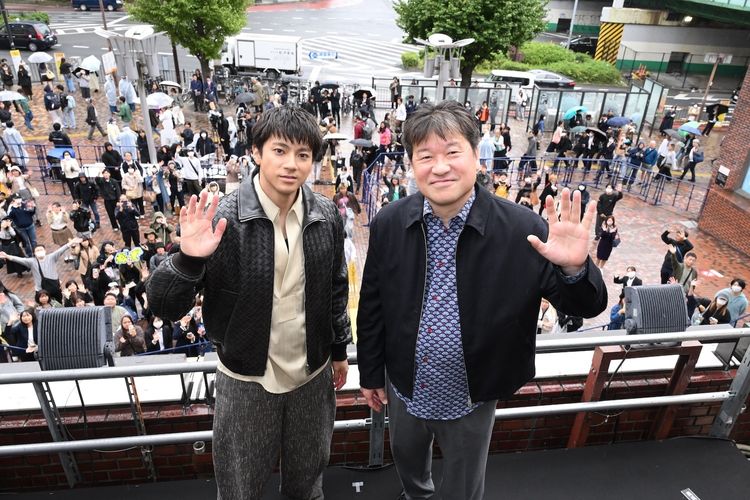 山田裕貴と佐藤二朗、新宿でゲリラチラシ配り＆雨のなか街頭演説「どうか皆さんの一票を『爆弾』に！」