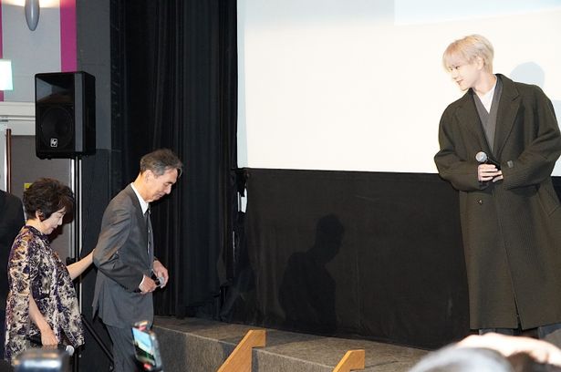 【写真を見る】豆原一成が見守るなか、長塚京三が市毛良枝をエスコート！