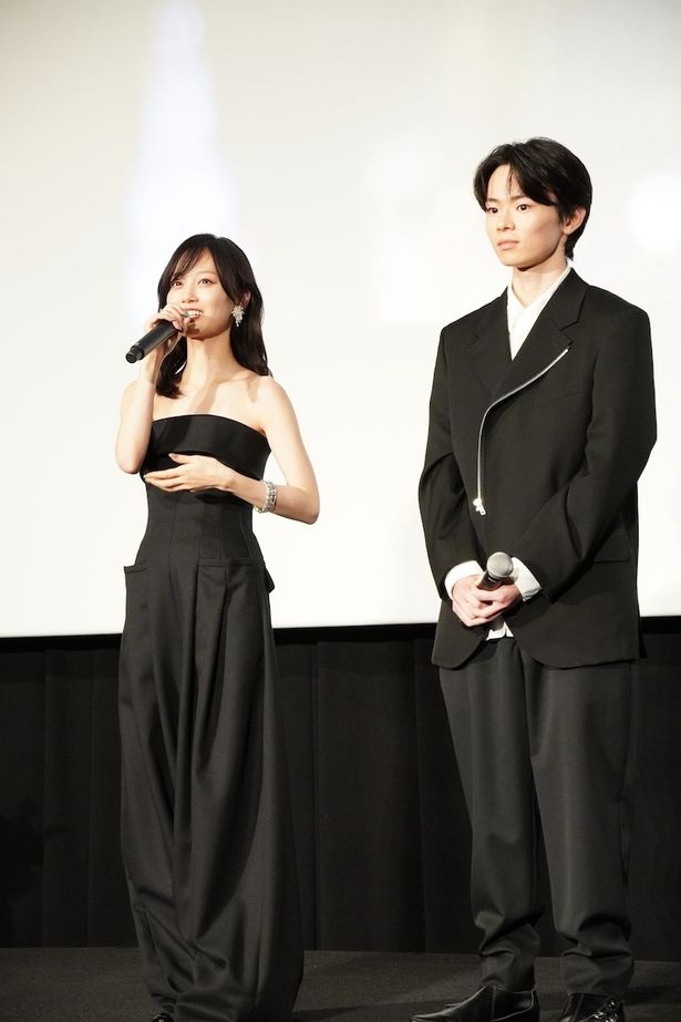 【写真を見る】山下美月、ペアトップのシックなドレスで登場