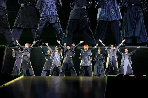 応援団のような振り付けが印象的な「What's up!?」