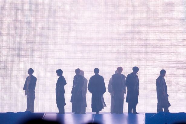 荘厳な空気を纏い登場した超特急