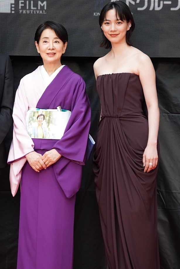 吉永小百合は艶やかな着物姿、のんはボルドーのドレス姿を披露
