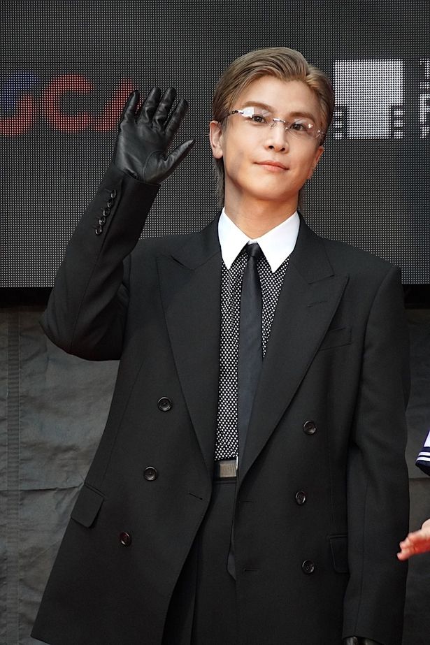 クールな装いで手を振った岩田剛典