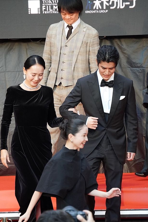 寛一郎、河瀬直美をエスコート！