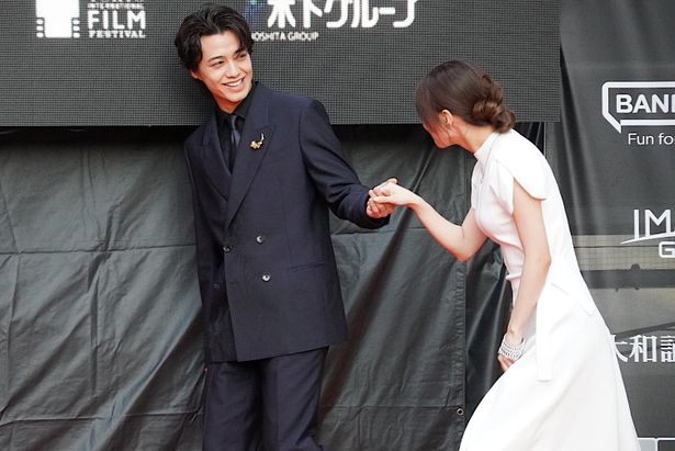 【写真を見る】高橋海人、笑顔で芳根京子をエスコート！