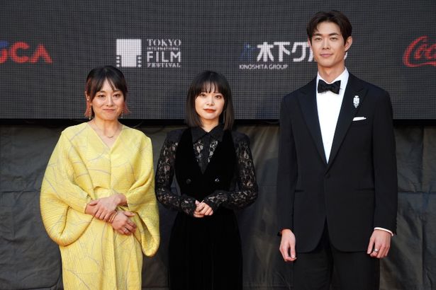 夫婦を演じた岸井ゆきの＆宮沢氷魚は、ブラックの装いで笑顔