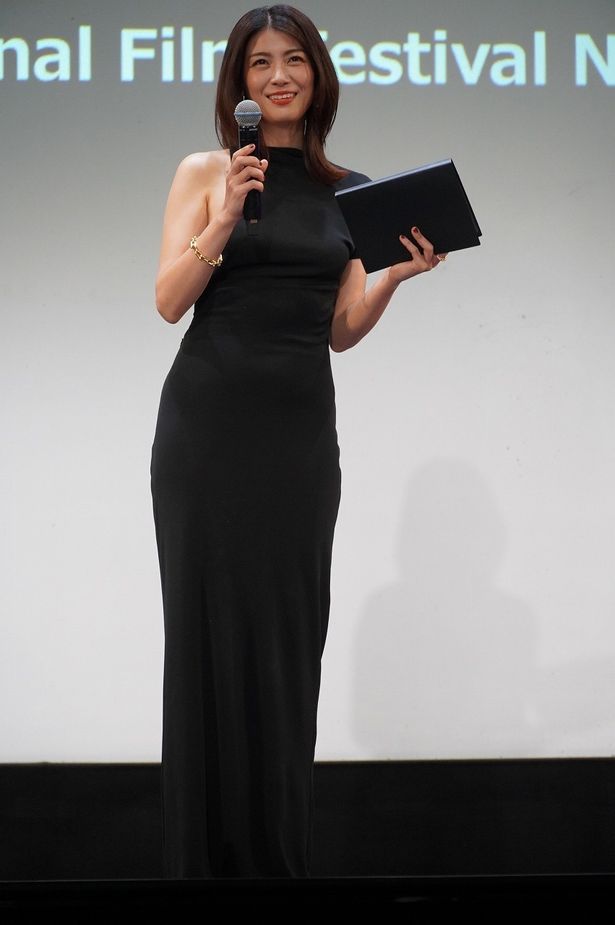 【写真を見る】セクシーな黒のドレス！瀧内公美の全身ショット