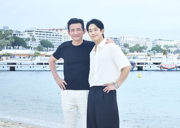 【写真を見る】カンヌで撮り下ろされた、ファン・ジョンミン＆チョン・ヘインの爽やか笑顔のツーショットも！