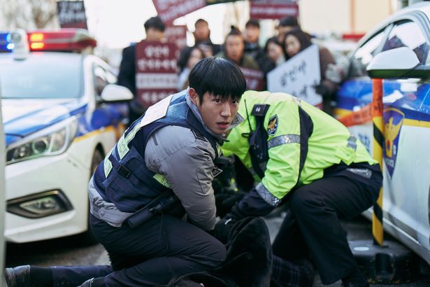 凄腕警官ソヌの活躍で事件は解決に向かうが…