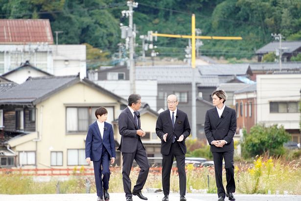 朝市通りでは、⿂のキーホルダーを購⼊するシーンが撮影された